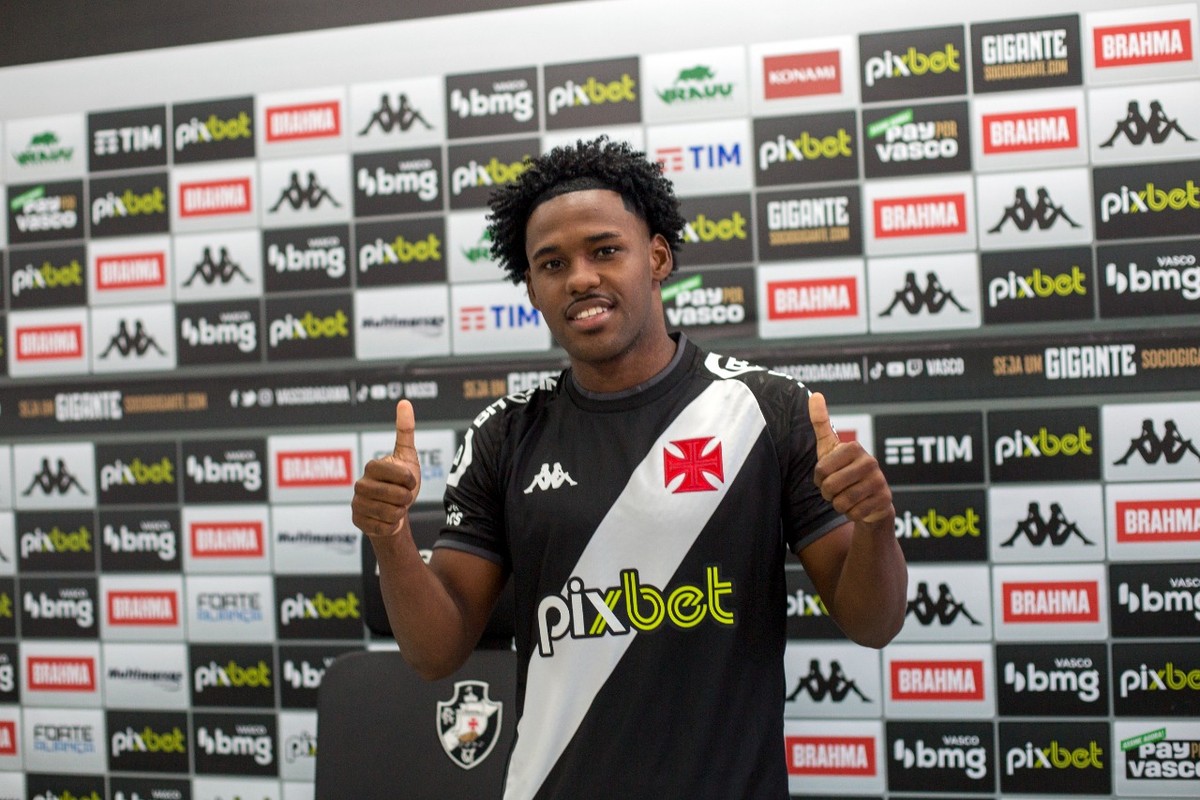 Apresentado no Vasco, Lucas Oliveira recebe camisa que era de Cano: 