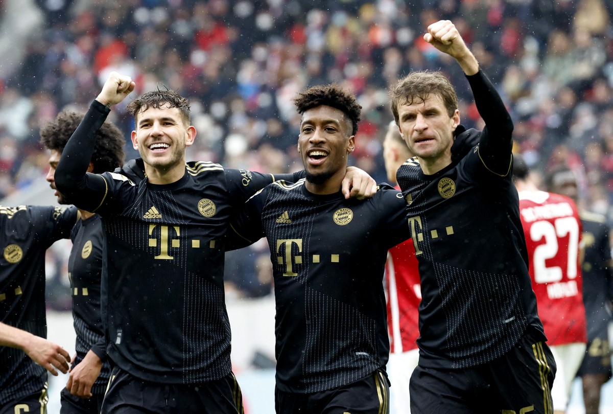 Bayern goleia Freiburg fora de casa em partida que chegou a ter 23 jogadores (?!) em campo - Globo.com