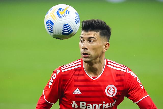 Botafogo envia proposta ao Inter por zagueiro Victor Cuesta - Portal do Colorado