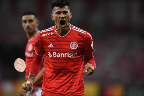 Botafogo faz proposta por Victor Cuesta, zagueiro do Internacional - LANCE!