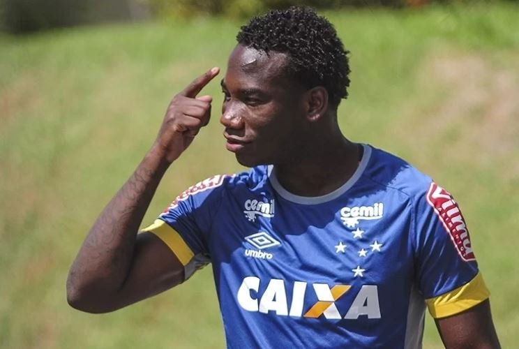 Cruzeiro sofre novo transfer ban na Fifa por dívida de zagueiro Caicedo - Rádio Itatiaia