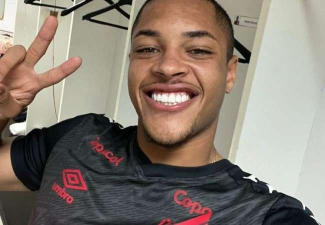 De saída do Cruzeiro, Vitor Roque posa com uniforme do Athletico-PR - Superesportes