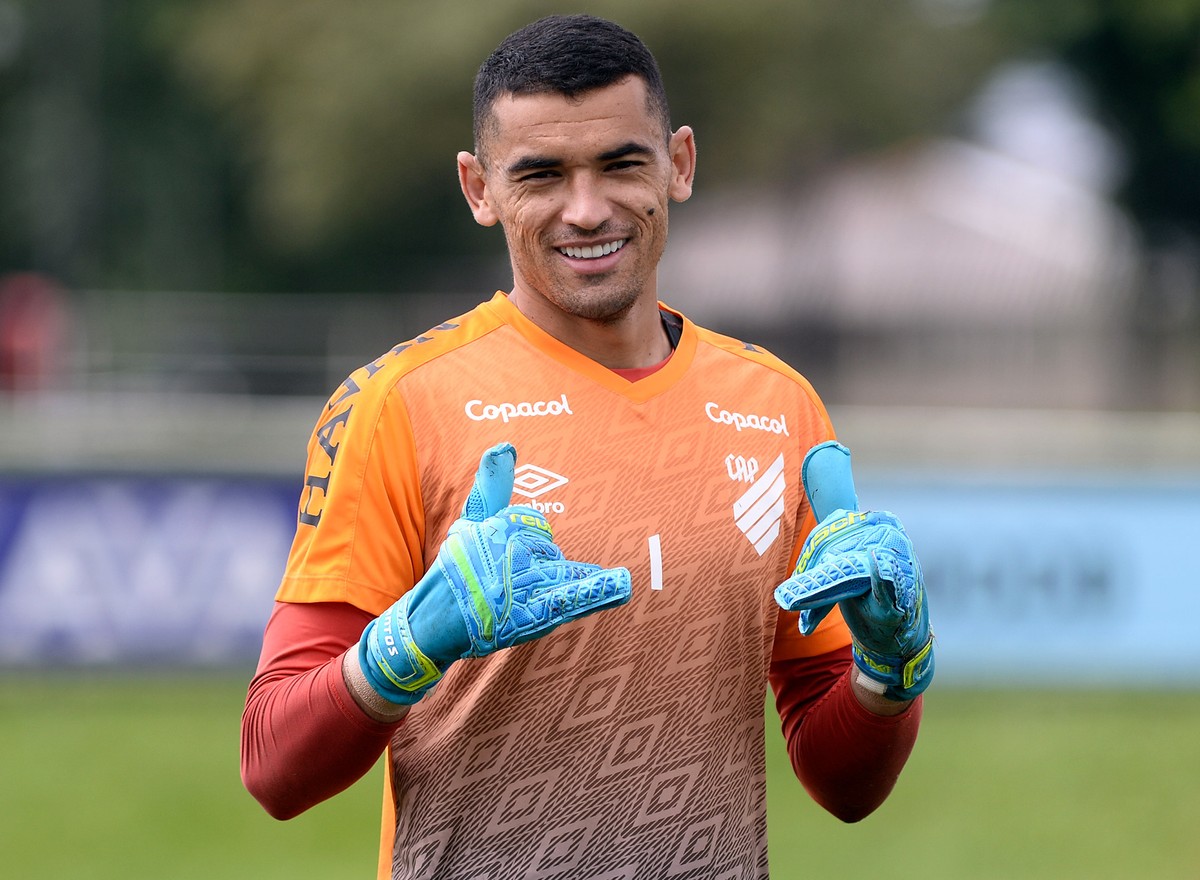 Dia D para Santos: Flamengo e Athletico-PR discutem detalhes finais para definir destino do goleiro - Globo.com