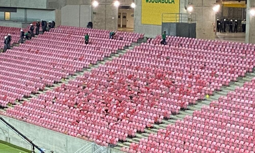 Facção organizada destrói cadeiras em setor da Arena Pernambuco no primeiro jogo da final do Nordestão - NE45