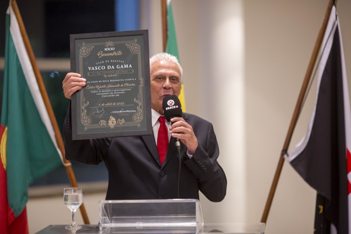 Festa completa: no dia do aniversário, Roberto Dinamite recebe título de Benemérito do Vasco - Globo.com