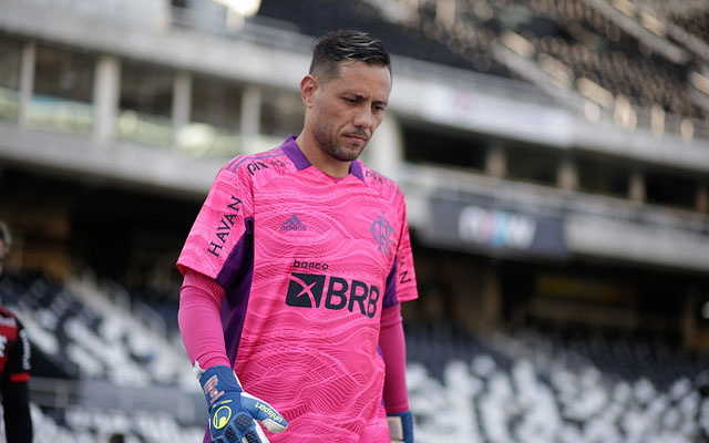 Inconformado com reserva, Diego Alves quer deixar o Flamengo - Coluna do Fla