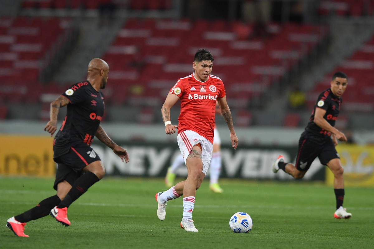 Já no Rio de Janeiro, atacante Carlos Palacios assina contrato definitivo de três anos com o Vasco - Globo.com