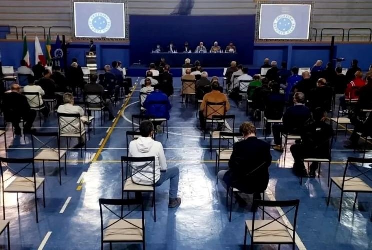 Oficial de Justiça vai à sede do Cruzeiro com intimação pelo adiamento da votação da SAF - Rádio Itatiaia