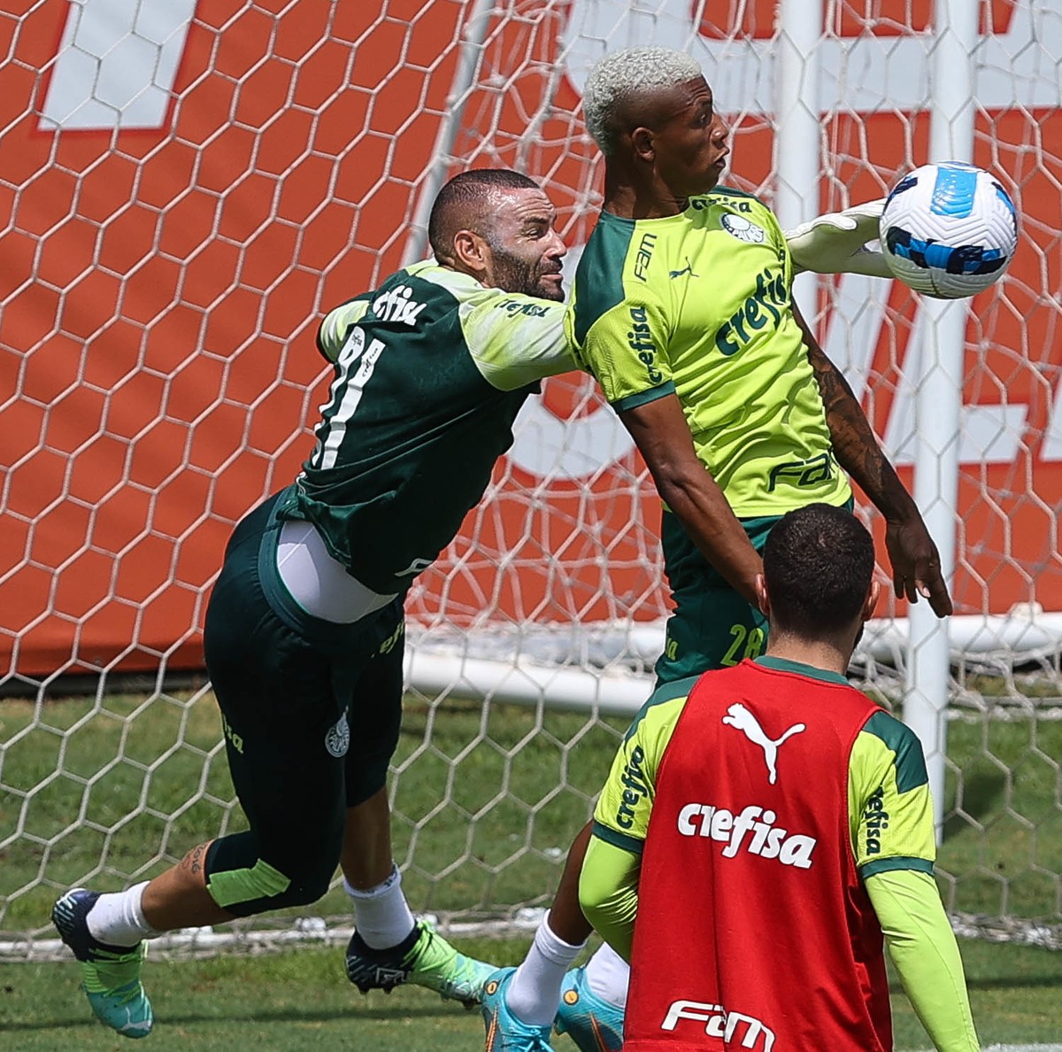 Palmeiras vai fazer reavaliação de Weverton e Danilo horas antes da primeira final do Paulistão - Globo.com