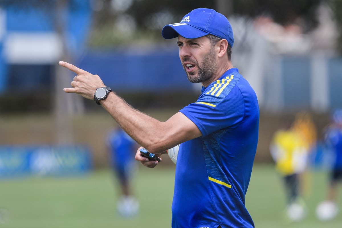 Pezzolano afirma ter Cruzeiro definido e joga responsabilidade para o Atlético-MG: 