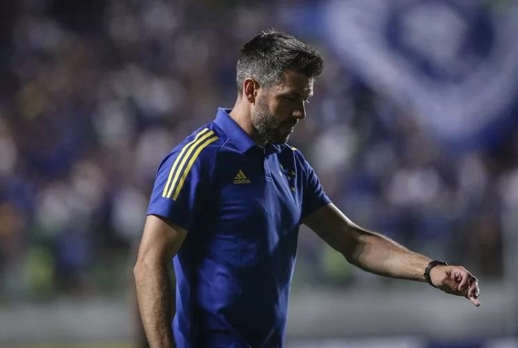 Pezzolano leva 4 jogos de suspensão e pode ficar fora da final do Mineiro; Cruzeiro deve tentar efeito suspensivo - Rádio Itatiaia