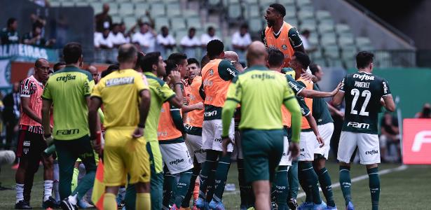 Árbitro considerou pisão de Danilo em Calleri acidental em gol do Palmeiras - UOL Esporte