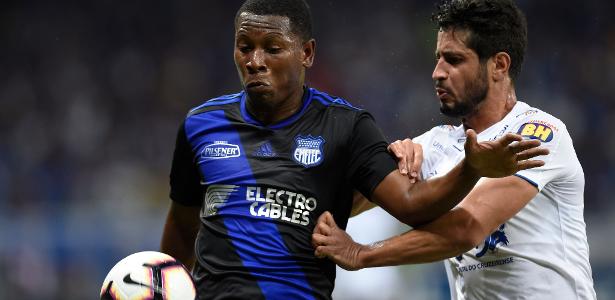 Santos se acerta com Bryan Angulo e aguarda rescisão no Cruz Azul - UOL Esporte