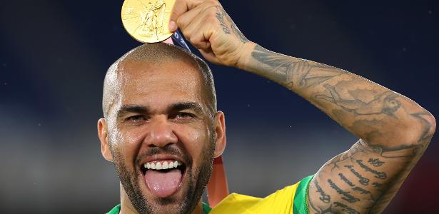 Suspeita, ONG de Dani Alves já tem o dobro de recursos da CBB para basquete - UOL Esporte