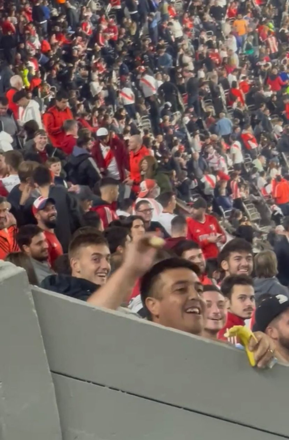 Torcedor do River Plate joga banana na direção da torcida do Fortaleza no Monumental - Globo.com