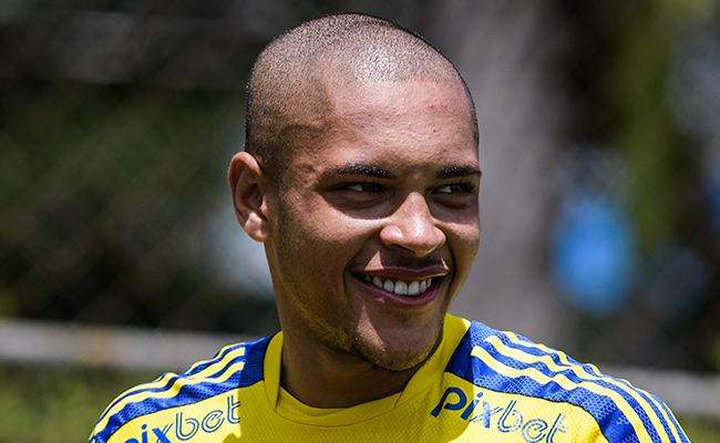 Vitor Roque, do Cruzeiro, embarca para Curitiba para acertar com Athletico - Superesportes