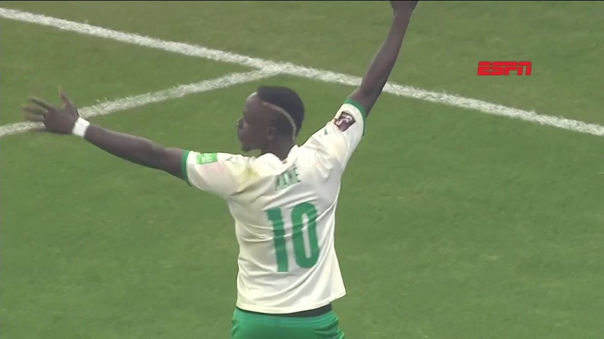 Vitória de Senegal sobre o Egito nos pênaltis é marcada por festival de lasers e festa da torcida no campo - Globo.com