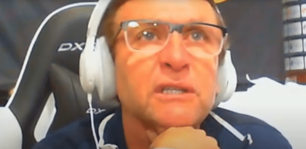 Xingamento e tapa na mesa: veja reações de Neto na derrota do Corinthians - UOL Esporte